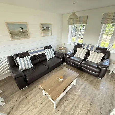 The Wagging Wave - Part Of The The Bay Village With Pool, Gym And Direct Access, Pub, Restaurant, Tennis And Meadows Walks *