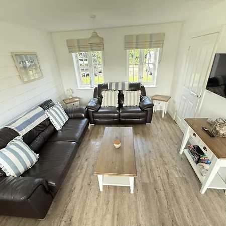 The Wagging Wave - Part Of The The Bay Village With Pool, Gym And Direct Access, Pub, Restaurant, Tennis And Meadows Walks *