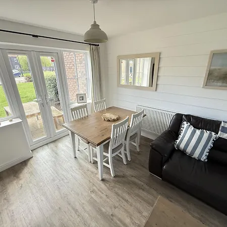 Dom wakacyjny The Wagging Wave - Part Of The The Bay Village With Pool, Gym And Direct Access, Pub, Restaurant, Tennis And Meadows Walks Filey