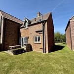 The Wagging Wave - Part Of The The Bay Village With Pool, Gym And Direct Access, Pub, Restaurant, Tennis And Meadows Walks *
