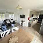 The Wagging Wave - Part Of The The Bay Village With Pool, Gym And Direct Access, Pub, Restaurant, Tennis And Meadows Walks Dom wakacyjny *