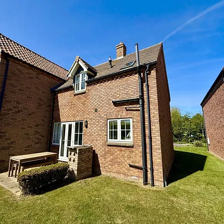 The Wagging Wave - Part Of The The Bay Village With Pool, Gym And Direct Access, Pub, Restaurant, Tennis And Meadows Walks * Filey