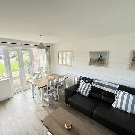 The Wagging Wave - Part Of The The Bay Village With Pool, Gym And Direct Access, Pub, Restaurant, Tennis And Meadows Walks Holiday home *